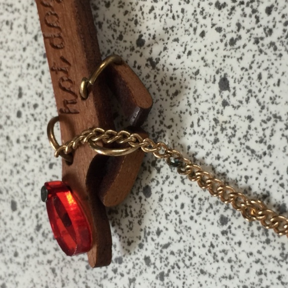 Wood hot dog necklace - Picture 5 of 6